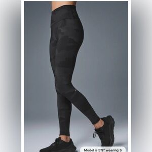 Alo Yoga High-Waist Camo Vapor Legging Size S
